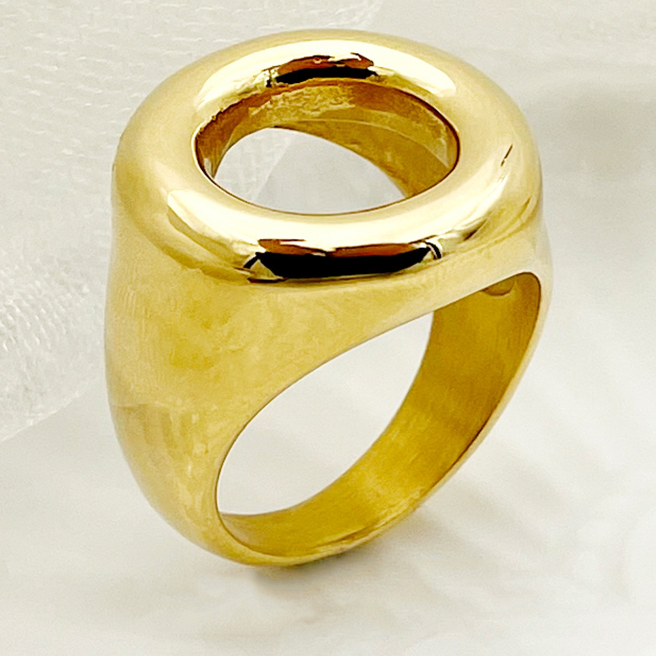 Retro, simple, fashionable, personalized, light and luxurious circular ring design, stainless steel gold-plated versatile ring