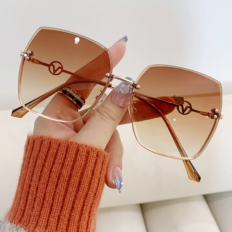 New Frameless Trimmed Sunglasses Women’s Fashion Metal Large Frame Gradual Change Light Color Sunglasses Driving Sunvisors ins