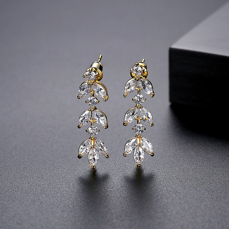 European and American Bride Zircon Earrings, High Quality White Zircon Earrings, Fashionable and niche Women’s Leaf Design