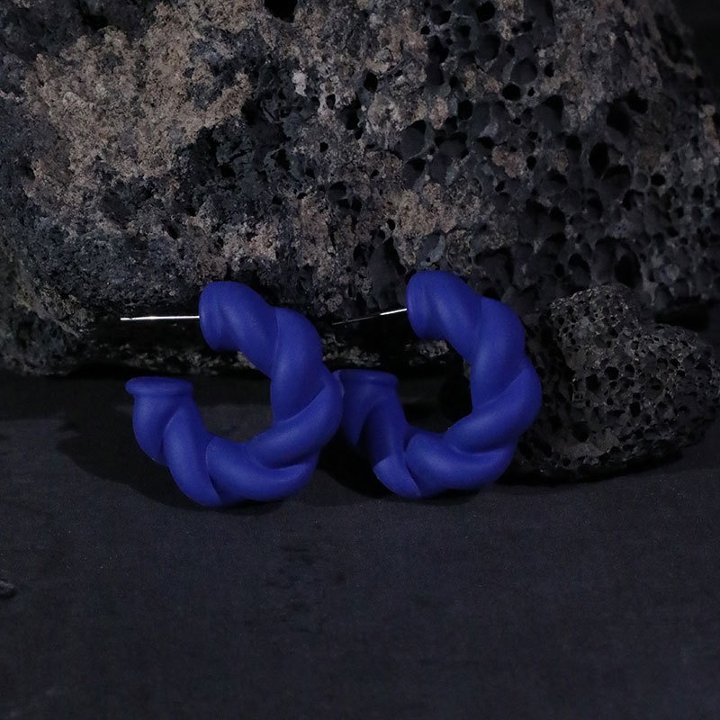 Simple solid color c-shaped Fried Dough Twists earrings - Image 4