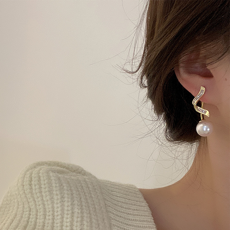 Niche design sense a two-wear twisted zircon pearl earrings female personality all match temperament stud earrings