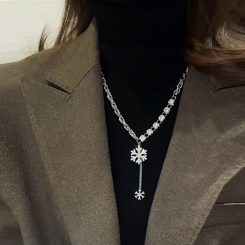 Super fairy metal zircon snowflake pendant necklace female simple personality temperament fashion sweater chain necklace