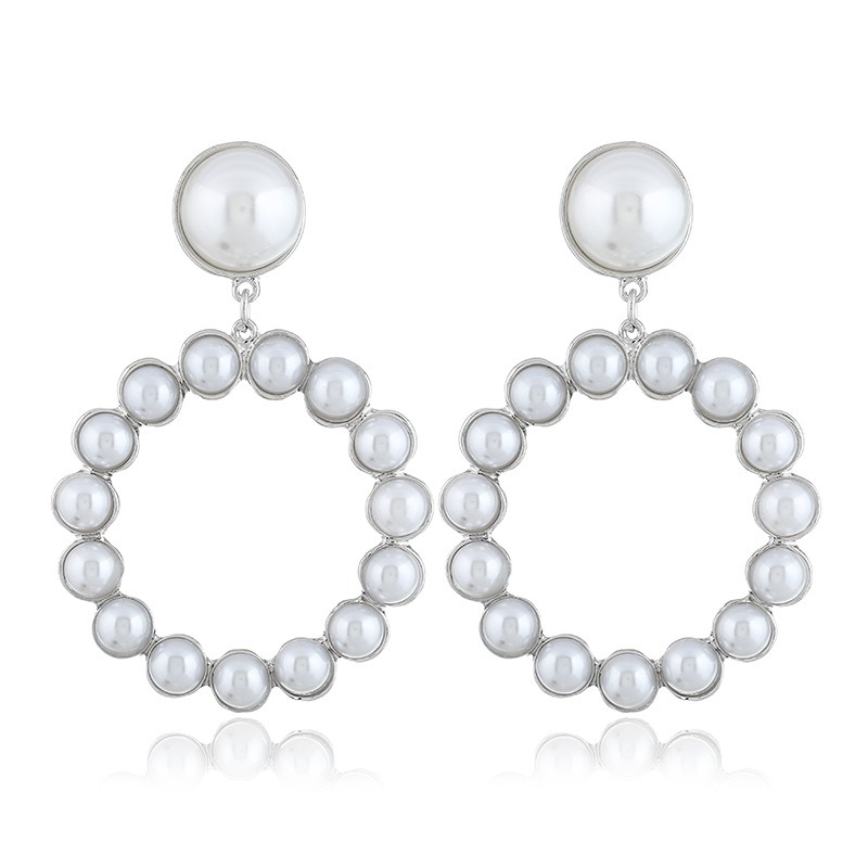 Fashionable and minimalist earrings with pearl large circle earrings