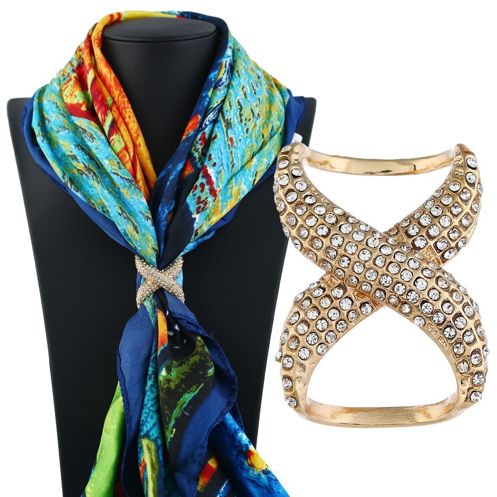 New Japanese style scarf buckle is hot selling, fashionable and creative with diamond inlaid scarf buckle